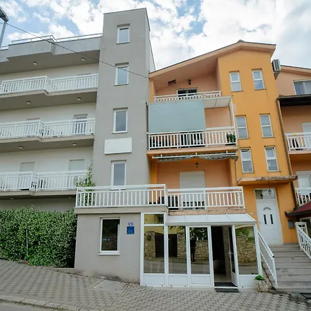 Alojamento de Acomodação e Pequeno-almoço Pansion Karolina *